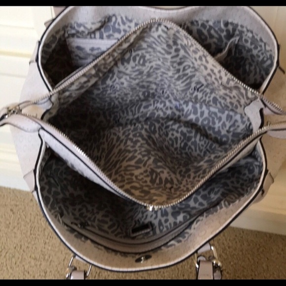 2 Guess purses, 1 awesome price! ✨ - Picture 4 of 8